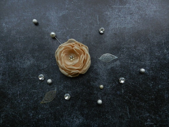Spilla da bavero in raso con camelia: fiore all'occhiello per