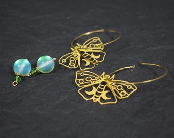 Créoles pendantes dépareillées minimalistes avec papillon de nuit et cristaux, cadeau unique pour femme et fille