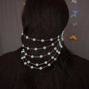 Cadena para el pelo con doble pendiente – Joya de festival con margaritas doradas – Accesorio bohemio para el pelo para mujer – Pañuelo llamativo para las orejas