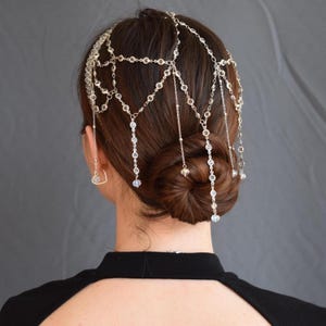 クリスタルゴールドチェーンヘッドピース - オリエンタルブライダルヘアジュエリー、ビーズヘアベール、結婚式やフェスティバルルックのための女神の王冠 Silver