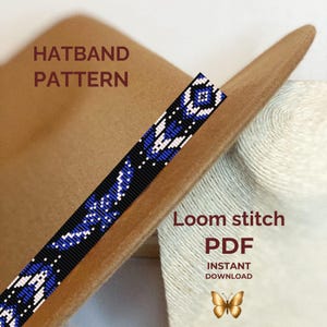 Puede incluir: Un patrón PDF digital para una cinta de sombrero tejida en telar con un diseño geométrico en negro, azul y blanco. El texto HATBAND PATTERN, Loom stitch PDF, INSTANT DOWNLOAD y un icono de mariposa dorada son visibles en el sombrero.