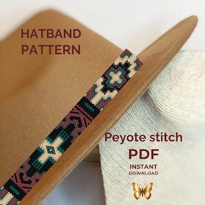 Puede incluir: Un sombrero de fieltro color canela con un patrón geométrico de cuentas en la banda en negro, verde azulado, crema y magenta. El texto dice HATBAND PATTERN, Peyote stitch PDF, INSTANT DOWNLOAD, e incluye un pequeño icono de mariposa dorada.