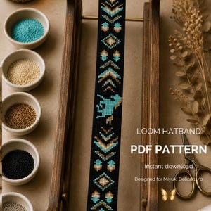 Puede incluir: Una cinta para sombrero tejida con cuentas sobre un fondo negro con patrones geométricos en turquesa y crema, incluyendo un motivo de unicornio. La imagen muestra el texto LOOM HATBAND PDF PATTERN, junto a cuencos de cuentas y tijeras de metal.