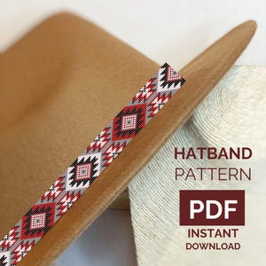 Może przedstawiać: Biały ceramiczny kubek z czarnym uchwytem i napisem "But First, Coffee" w stylu odręcznym. Kubek stoi na białej powierzchni. Kubek ma około 10 cm wysokości.