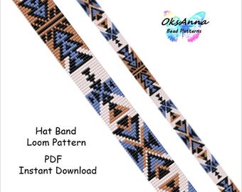 Op de afbeelding: Een weefpatroon voor kralen voor een hoedband met een geometrisch ontwerp in tinten blauw, bruin, wit en zwart. Het patroon is beschikbaar als een directe PDF-download. De tekst "Hat Band Loom Pattern PDF Instant Download" is zichtbaar in de afbeelding.