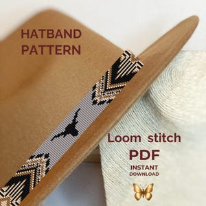 Pode incluir: Um chapéu castanho-claro com uma faixa de missangas com um padrão geométrico em preto, branco e dourado. O texto HATBAND PATTERN, Loom stitch PDF, INSTANT DOWNLOAD e um ícone de borboleta dourada são visíveis. O design inclui uma silhueta de longhorn preto.