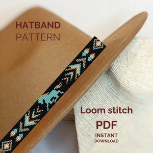 Op de afbeelding: Een beige hoed met een zwarte hoedband in weefsteek met turquoise en beige geometrische vormen en een paardensilhouet. De tekst HATBAND PATTERN, Loom stitch PDF en INSTANT DOWNLOAD is zichtbaar op de afbeelding.