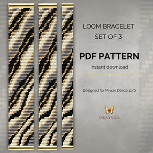 Peut inclure: Un ensemble de trois modèles PDF de bracelets tissés avec un motif à rayures diagonales en noir, blanc, gris et or. Le texte indique : LOOM BRACELET SET OF 3, PDF PATTERN, Instant download, Designed for Miyuki Delica 11/0, et OKSANNA.