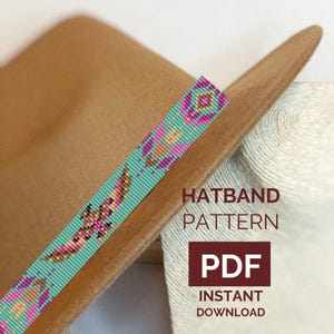 Puede incluir: Una cinta para sombrero con cuentas con un fondo turquesa y un diseño geométrico colorido. La cinta para sombrero se muestra en un sombrero marrón. La imagen incluye el texto "HATBAND PATTERN PDF INSTANT DOWNLOAD".