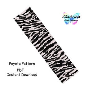 Op de afbeelding: Een zwart-wit peyote kralenpatroon met een zebra streep ontwerp. De tekst "Peyote Pattern PDF Instant Download" wordt eronder weergegeven. De afbeelding bevat ook een kleurrijk vlinderlogo met de tekst "OksAnna Bead Patterns".