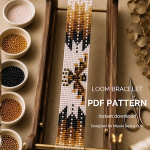Puede incluir: Un patrón PDF para pulsera tejida con diseño geométrico en cuentas blancas, doradas y negras. La imagen muestra un telar de madera, cuencos pequeños con cuentas y tijeras. Texto: LOOM BRACELET PDF PATTERN, Instant download, Designed for Miyuki Delica 11/0.