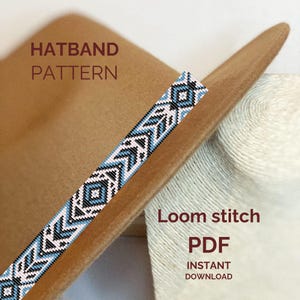 Puede incluir: Un patrón digital para cinta de sombrero con un diseño geométrico en tonos azul claro, blanco y negro. El texto HATBAND PATTERN, Loom stitch, PDF e INSTANT DOWNLOAD es visible. El patrón se muestra sobre un sombrero color canela.