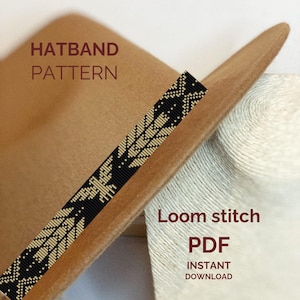 Può includere: Un cappello color marrone chiaro con una fascia decorata da un motivo geometrico in perline nere e beige. Il testo HATBAND PATTERN, Loom stitch, PDF e INSTANT DOWNLOAD è visibile. Il design mostra un motivo ripetitivo di forme.