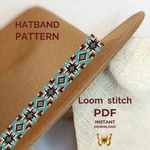 Puede incluir: Un patrón de cinta para sombrero con diseño geométrico en cuentas turquesas, negras, blancas y beige. El texto dice HATBAND PATTERN, Loom stitch PDF, INSTANT DOWNLOAD, e incluye un icono de mariposa dorada sobre un sombrero de fieltro beige.