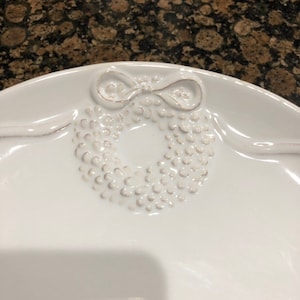 Four HOLIDAY Christmas St. Nicholas Wreath Round Dinner Plates White Embossed Beautiful