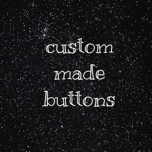 Puede incluir: Imagen de un fondo oscuro con efecto de noche estrellada. Las palabras "custom made buttons" están escritas en una fuente blanca y caprichosa, lo que sugiere servicios o productos de creación de botones personalizados.