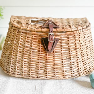 Vintage Wicker Fishing Creel; Fish Basket w/ Leather Clasp; Vintage Fishing Gear; Hanging Basket Wall Decor; Rustic Cabin, Lake House Decor