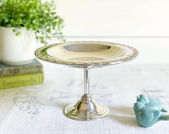 Compota de plata antigua; Plato de pedestal plateado con borde floral; Bombonera plateada ornamentada