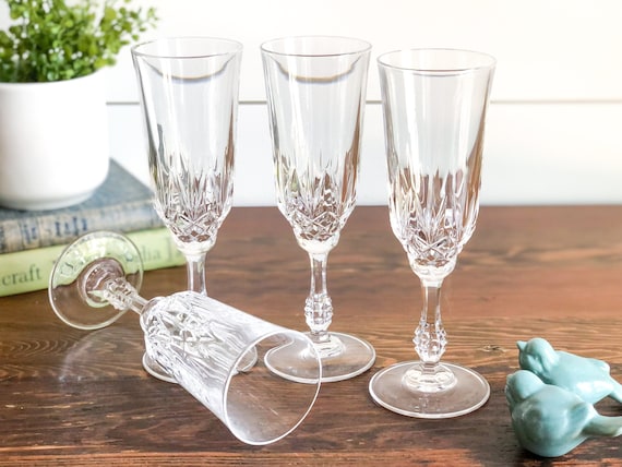 Elegant champagne glasses deals