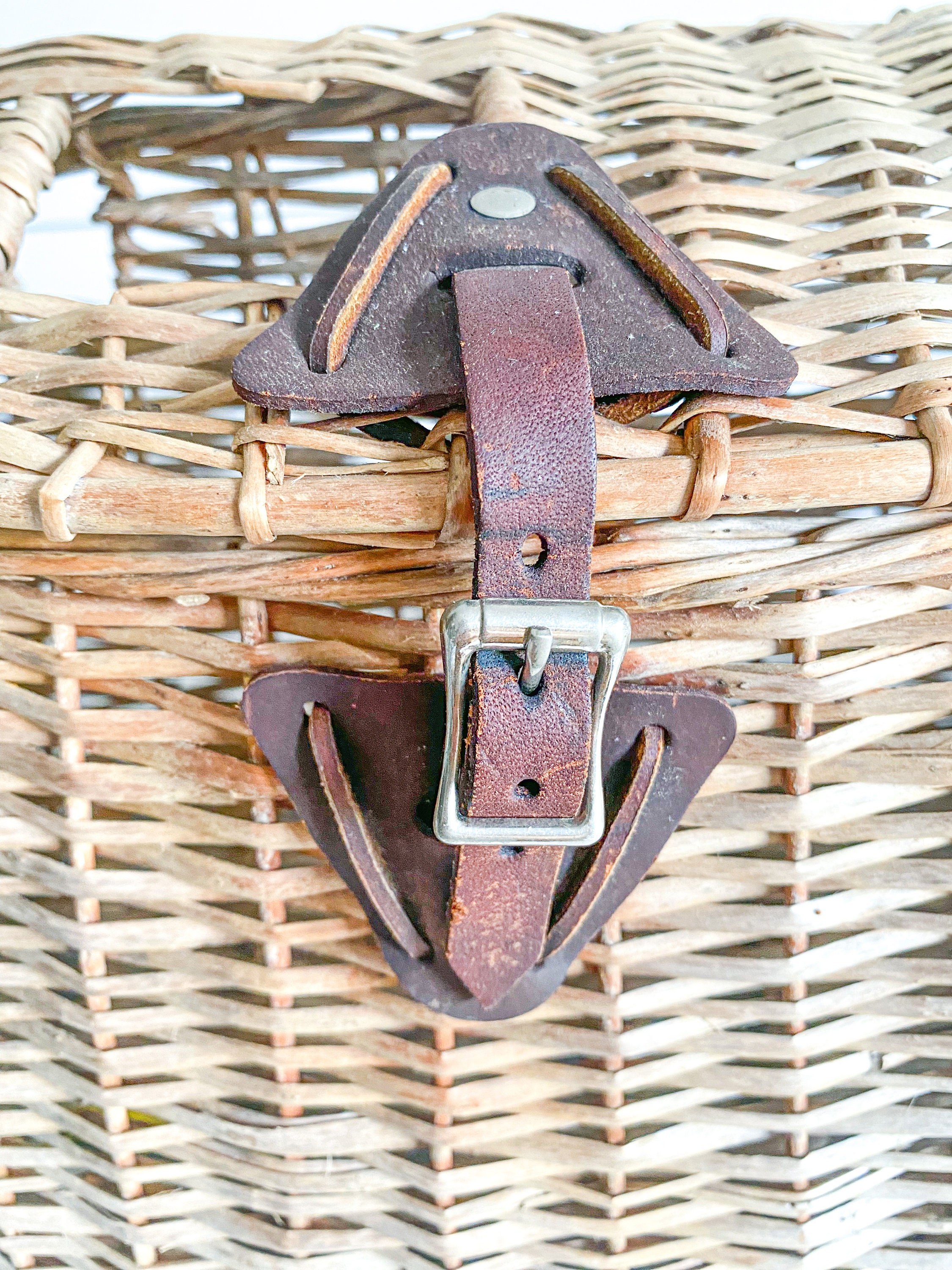Vintage Wicker Fishing Creel Fish Basket W/ Leather Clasp Vintage