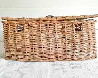 Ancienne créole de pêche en osier avec règle poisson et fermoir trèfle