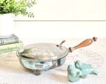 Recogedor de migas redondo plateado con patas, accesorio de mesa de comedor de plata.