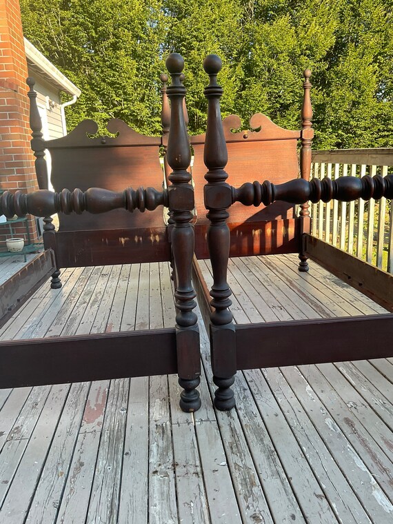 Antique Colonial Twin Size Bed Frames. Pair of Antique Twin Size