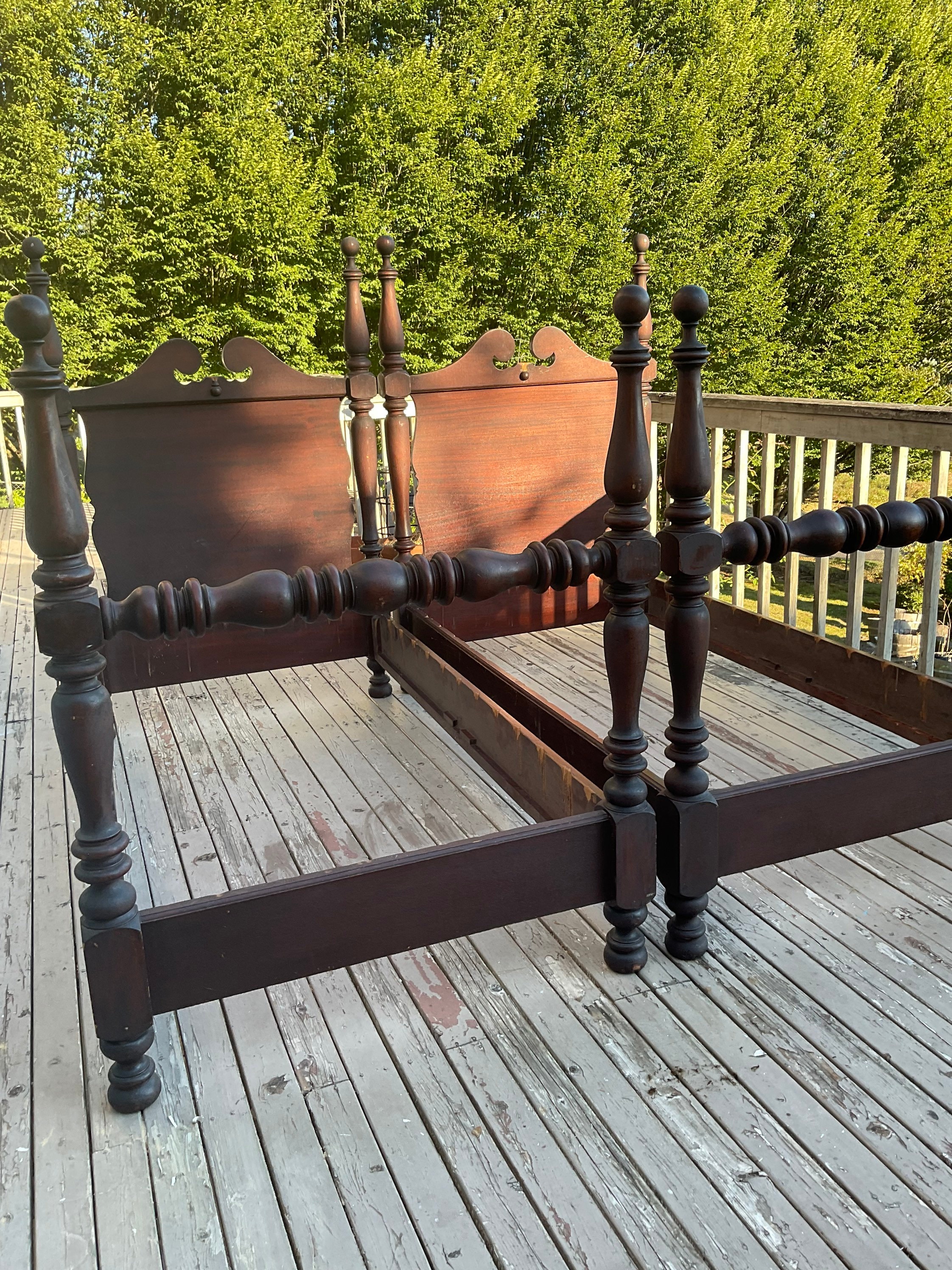 Antique Colonial Twin Size Bed Frames. Pair of Antique Twin Size Beds