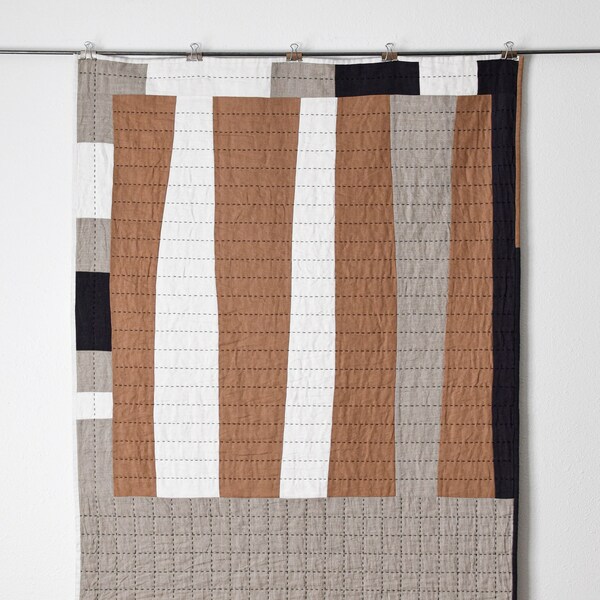 Edredón de tiro: Edredón de lino de improvisación moderno "Naturalmente abstracto" hecho a mano cosido a mano carbón blanco natural marrón 36" x 48" tiro o cuna