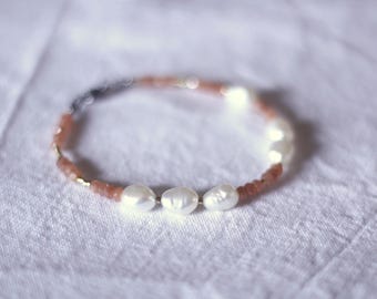 "Lunar Radiance" Armband – Barocka odlade pärlor och orange månsten