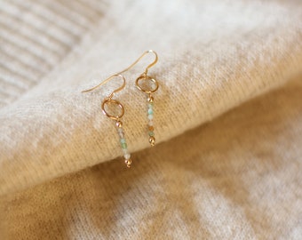 14k guldfyllda örhängen med blandade ädelstenar – Unikt smycke och handmonterat