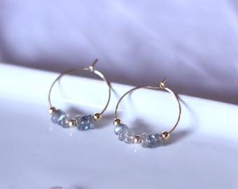 14K guldfyllda 20mm creoler med labradorit heishi stenar – Örhängen, handgjorda smycken, mini guldringar