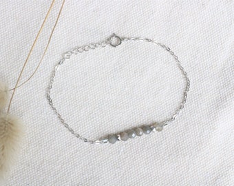 Armband i 925 sterlingsilver med vitguldsfinish och naturliga labradoritstenar