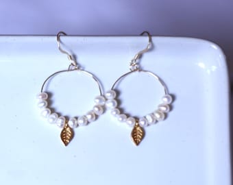 Dingla örhängen, 14k guldfyllda ringar, mini odlade pärlor, bladguld
