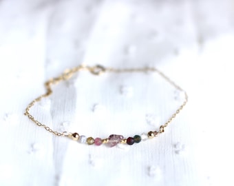 Fint kedjearmband i 14k guldfyllt med blandade ädelstenar och ametist