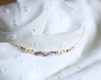 Delikat halsband i 14k guldfyllt, sötvattenspärlor, ametiststenar