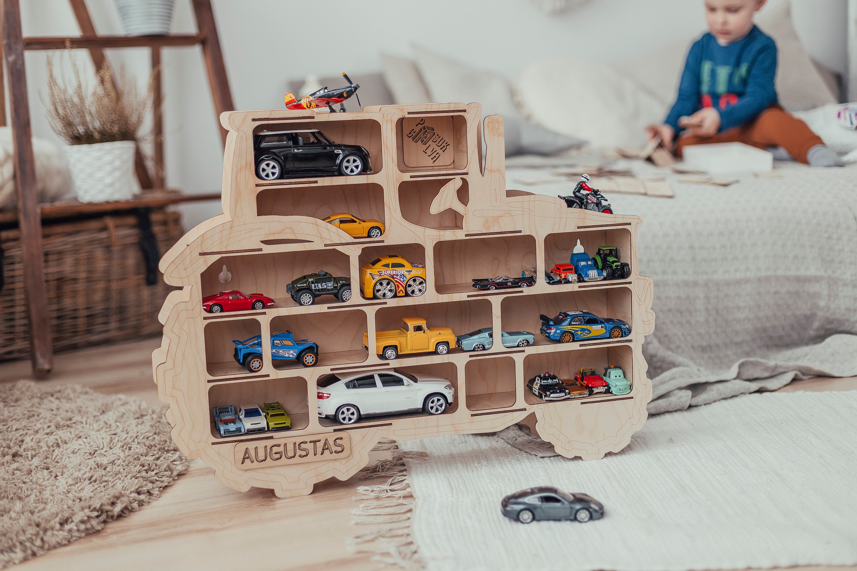 Rangement de voitures jouets tracteur étagère de camion de garrage en bois  -  France