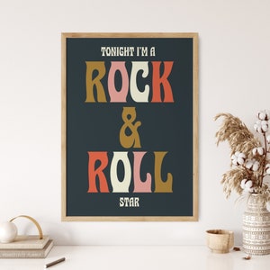 Op de afbeelding: Een donkerblauwe poster met de tekst "Tonight I'm a Rock & Roll Star" in kleurrijke, gestileerde letters.