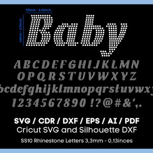 K&ouml;nnte beinhalten: Eine wei&szlig;e Strass-Schriftart mit dem Wort "Baby" oben. Die Schriftart enth&auml;lt Gro&szlig;- und Kleinbuchstaben, Zahlen und Satzzeichen. Die Schriftart ist 3,3 mm gro&szlig; und in den Formaten SVG, CDR, DXF, EPS, AI und PDF verf&uuml;gbar.