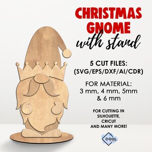 Può includere: Un gnomo di Natale in legno con un cappello rosso e una corona, in piedi su una base. Lo gnomo è pronto per essere tagliato con una Silhouette, una Cricut o un'altra macchina da taglio. Il testo "CHRISTMAS GNOME with stand" è scritto in lettere rosse sopra lo gnomo. Il testo "5 CUT FILES: (SVG/EPS/DXF/AI/CDR)" è scritto sotto lo gnomo. Il testo "FOR MATERIAL: 3 mm, 4 mm, 5mm & 6 mm" è scritto sotto i file di taglio. Il testo "FOR CUTTING IN SILHOUETTE, CRICUT AND MANY MORE!" è scritto sotto le informazioni sul materiale. Il testo "COOL" è scritto in un cerchio sotto le informazioni di taglio.