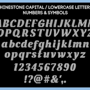 K&ouml;nnte beinhalten: Ein schwarzer Hintergrund mit einer wei&szlig;en Strassschrift, die das Alphabet in Gro&szlig;- und Kleinschreibung, die Zahlen 0-9 und Satzzeichen anzeigt. Der Text lautet "RHINESTONE CAPITAL / LOWERCASE LETTERS, NUMBERS & SYMBOLS".