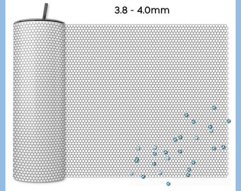 Pode incluir: Um modelo de copo branco de 20 oz com contorno preto e padrão hexagonal. O modelo tem uma espessura de 3,8 a 4,0 mm. O texto "16SS - 20OZ TUMBLER TEMPLATE" e "EPS / PDF / PNG" é visível na imagem.