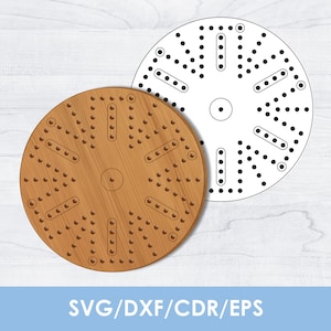 Puede incluir: Un tablero de cribbage de madera con un diseño circular, con numerosos agujeros para clavijas y un área central para clavijas. Un contorno en blanco y negro del tablero está al lado. El texto "SVG/DXF/CDR/EPS" está en la parte inferior.