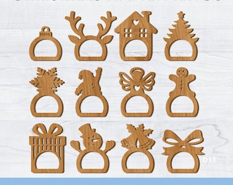 Puede incluir: Anillos de servilleta navideños de madera en varias formas festivas, incluyendo un reno, un árbol de Navidad y un muñeco de nieve. El texto "CHRISTMAS NAPKIN RINGS" está en la parte superior. El texto inferior dice "CDR/AI/EPS/SVG/PNG/DXF".