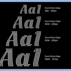 K&ouml;nnte beinhalten: Vier verschiedene Gr&ouml;&szlig;en der Buchstaben "Aal" aus wei&szlig;en Strasssteinen auf schwarzem Hintergrund. Die Schriftgr&ouml;&szlig;e ist f&uuml;r jede Gr&ouml;&szlig;e angegeben: SS6 - 165&nbsp;pt, SS10 - 205&nbsp;pt, SS16 - 253&nbsp;pt, SS20 - 337&nbsp;pt.