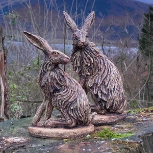 Hare sculpture in ceramic by Paul Szeiler