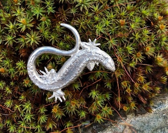 Lizard brooch in pewter by Paul Szeiler.