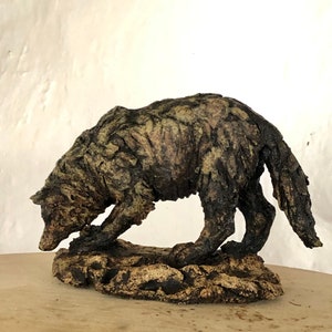 In Wasser blickende Wolfskulptur aus Keramik