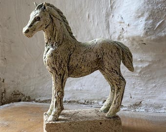 Escultura de potro/caballo joven