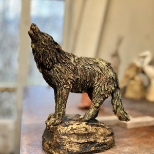 Howling wolf sculpture in ceramic by Paul Szeiler.